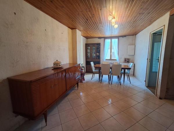 maison mitoyenne de plain pied dans quartier calme, proches commodités avec une cuisine, une salle d'eau wc, 2 chambres un séjour ouvert, grande terrasse, beau volume garage