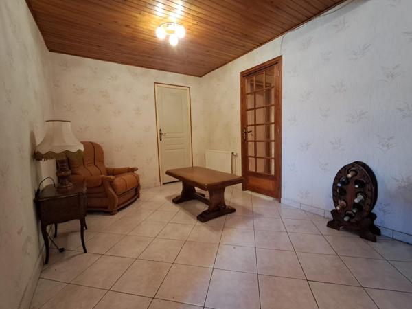 maison mitoyenne de plain pied dans quartier calme, proches commodités avec une cuisine, une salle d'eau wc, 2 chambres un séjour ouvert, grande terrasse, beau volume garage