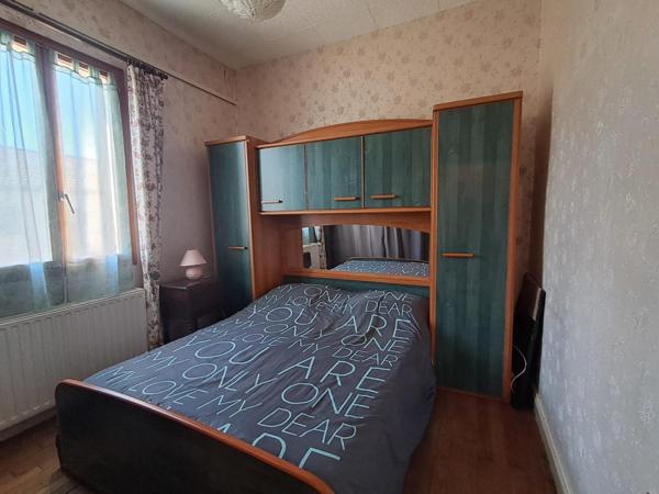 maison mitoyenne de plain pied dans quartier calme, proches commodités avec une cuisine, une salle d'eau wc, 2 chambres un séjour ouvert, grande terrasse, beau volume garage