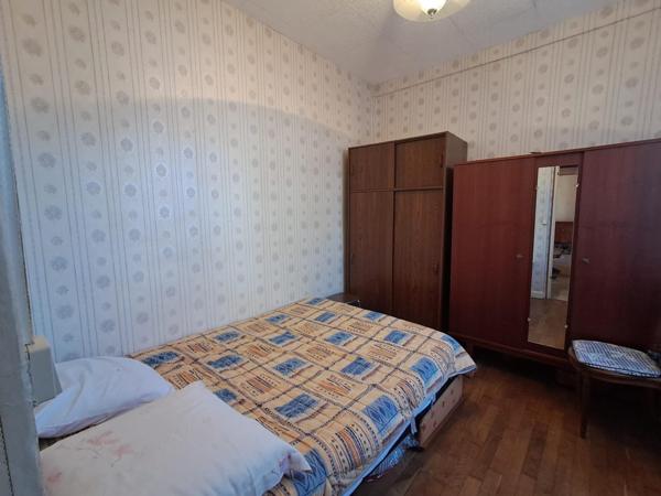 maison mitoyenne de plain pied dans quartier calme, proches commodités avec une cuisine, une salle d'eau wc, 2 chambres un séjour ouvert, grande terrasse, beau volume garage