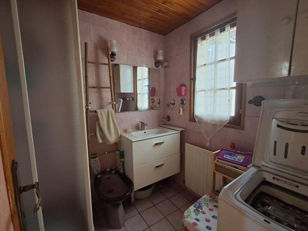 maison mitoyenne de plain pied dans quartier calme, proches commodités avec une cuisine, une salle d'eau wc, 2 chambres un séjour ouvert, grande terrasse, beau volume garage