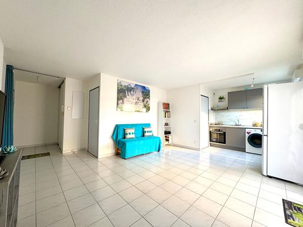 Appartement Avignon T2 48m² rénové en RDC avec balcon, parking et résidence sécurisée.