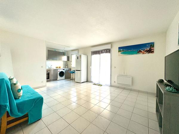 Appartement Avignon T2 48m² rénové en RDC avec balcon, parking et résidence sécurisée.