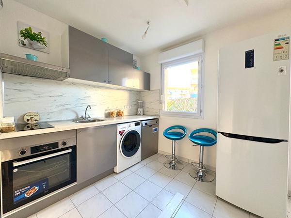 Appartement Avignon T2 48m² rénové en RDC avec balcon, parking et résidence sécurisée.