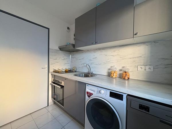 Appartement Avignon T2 48m² rénové en RDC avec balcon, parking et résidence sécurisée.