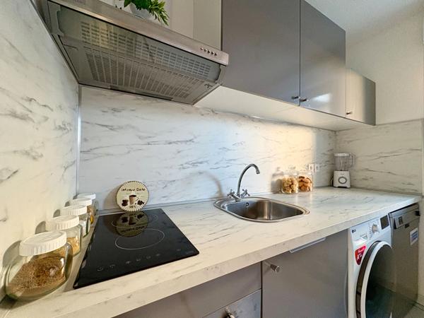 Appartement Avignon T2 48m² rénové en RDC avec balcon, parking et résidence sécurisée.