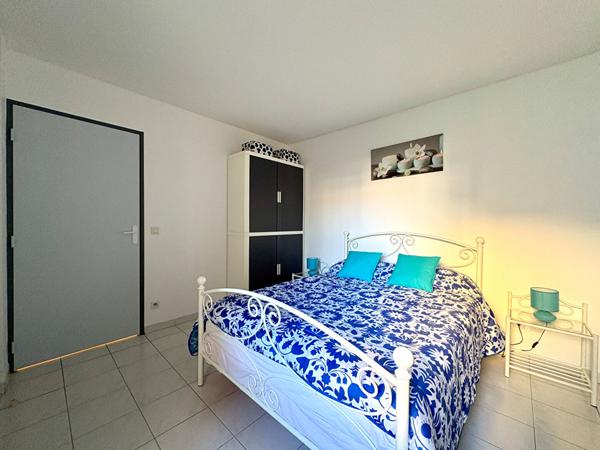 Appartement Avignon T2 48m² rénové en RDC avec balcon, parking et résidence sécurisée.