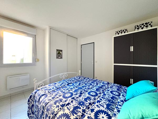 Appartement Avignon T2 48m² rénové en RDC avec balcon, parking et résidence sécurisée.