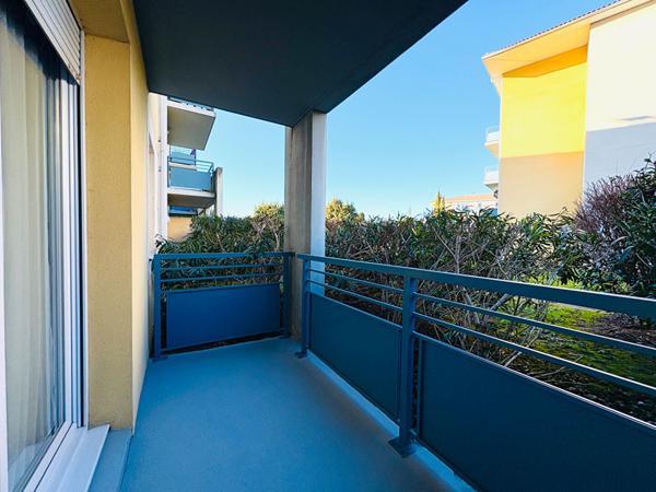 Appartement Avignon T2 48m² rénové en RDC avec balcon, parking et résidence sécurisée.