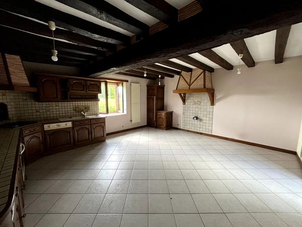Charmante maison 3 chambres avec grand terrain, garage et cave dans un environnement calme à prix attractif