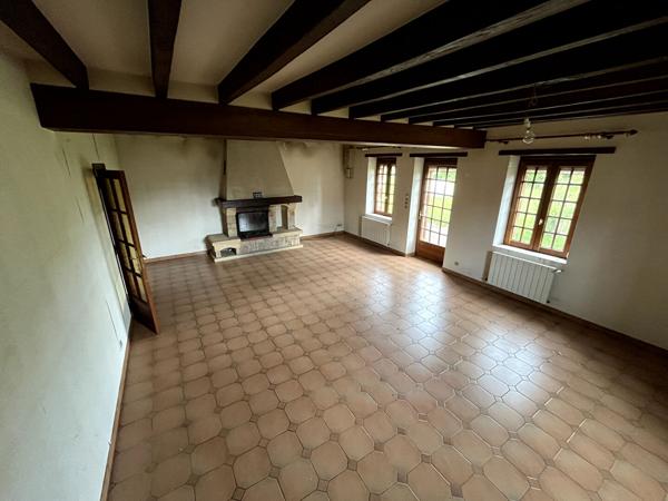Charmante maison 3 chambres avec grand terrain, garage et cave dans un environnement calme à prix attractif