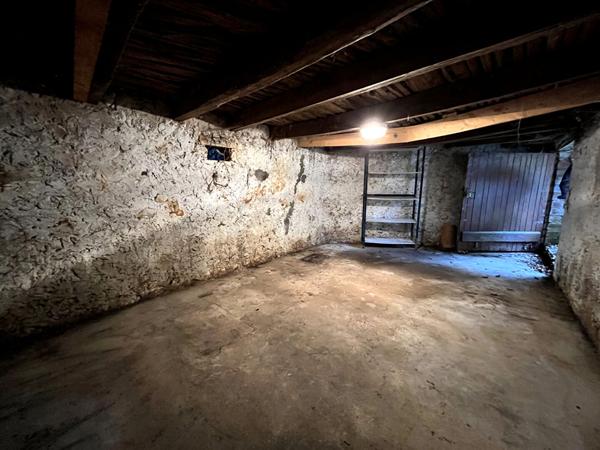 Charmante maison 3 chambres avec grand terrain, garage et cave dans un environnement calme à prix attractif