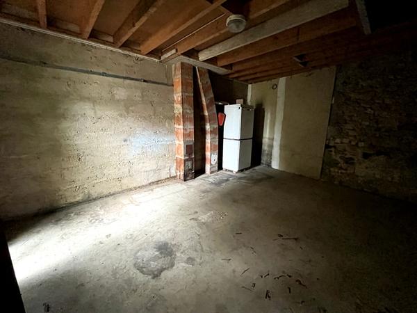 Charmante maison 3 chambres avec grand terrain, garage et cave dans un environnement calme à prix attractif
