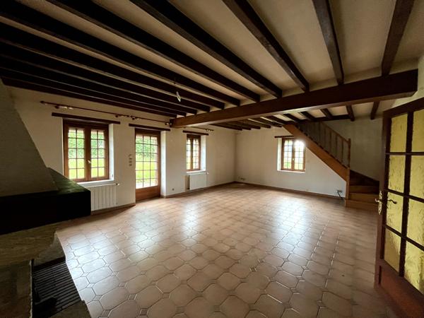 Charmante maison 3 chambres avec grand terrain, garage et cave dans un environnement calme à prix attractif