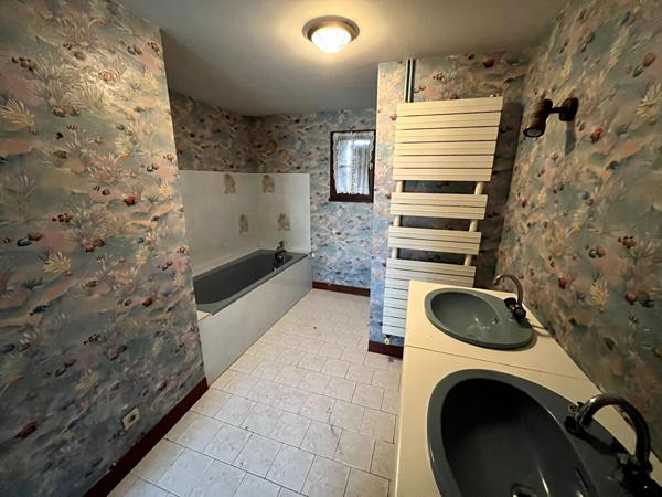 Charmante maison 3 chambres avec grand terrain, garage et cave dans un environnement calme à prix attractif