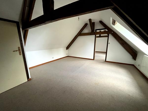 Charmante maison 3 chambres avec grand terrain, garage et cave dans un environnement calme à prix attractif