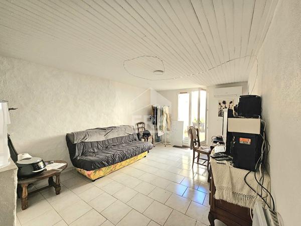 A VENDRE - Pelissanne - Immeuble R+2 - 2 appartements T2 avec garage et cave