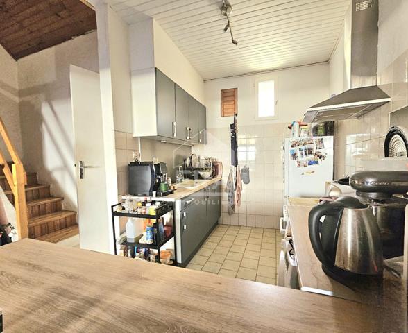 A VENDRE - Pelissanne - Immeuble R+2 - 2 appartements T2 avec garage et cave