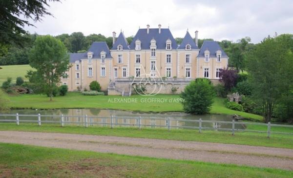 Château du XIXe siècle avec un parc de 75 ha, située à proximité immédiate de Poitiers.