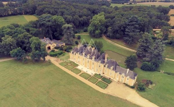 Château du XIXe siècle avec un parc de 75 ha, située à proximité immédiate de Poitiers.