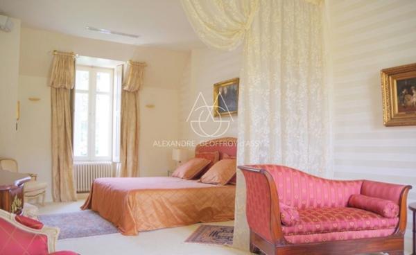 Château du XIXe siècle avec un parc de 75 ha, située à proximité immédiate de Poitiers.