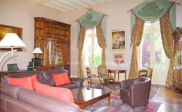 Château du XIXe siècle avec un parc de 75 ha, située à proximité immédiate de Poitiers.