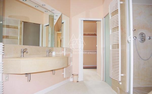 Château du XIXe siècle avec un parc de 75 ha, située à proximité immédiate de Poitiers.