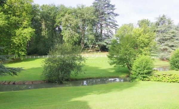 Château du XIXe siècle avec un parc de 75 ha, située à proximité immédiate de Poitiers.