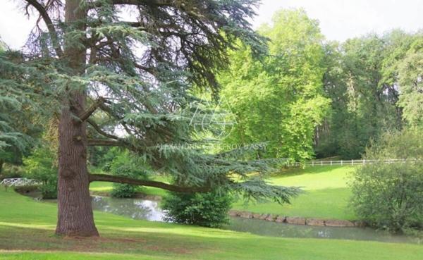 Château du XIXe siècle avec un parc de 75 ha, située à proximité immédiate de Poitiers.