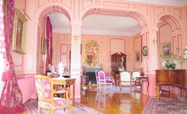 Château du XIXe siècle avec un parc de 75 ha, située à proximité immédiate de Poitiers.