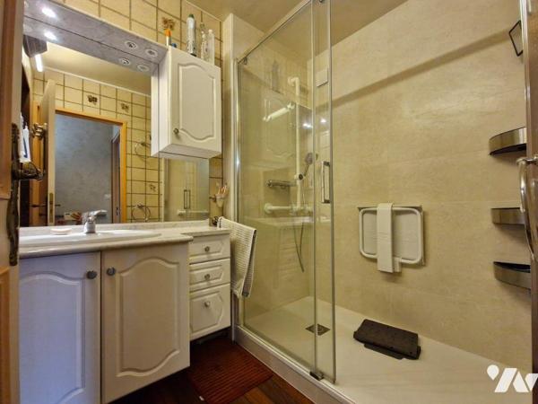 Votre office notarial de la Hublais vous propose à la vente cet appartement de type 5 situé bou...