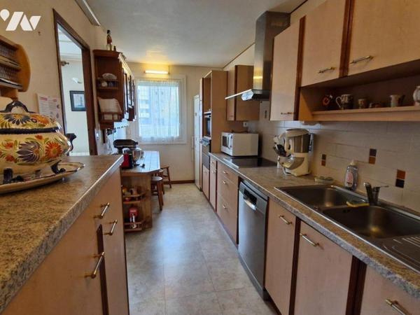 Votre office notarial de la Hublais vous propose à la vente cet appartement de type 5 situé bou...