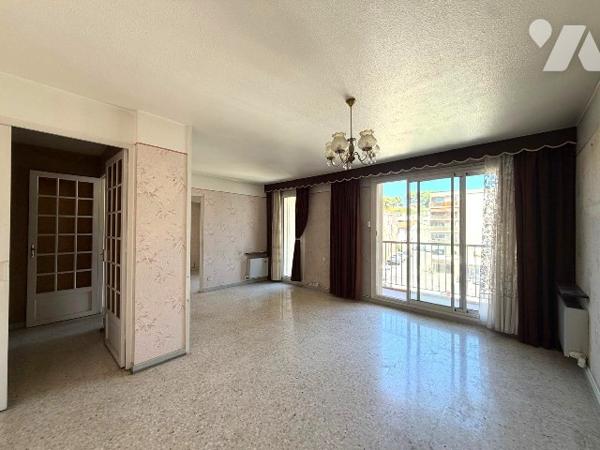 Découvrez cet appartement T3 à rafraîchir, idéalement situé au cœur de la ville avec parking !