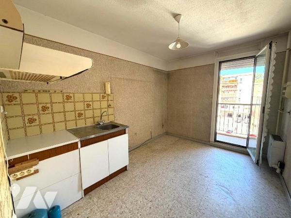 Découvrez cet appartement T3 à rafraîchir, idéalement situé au cœur de la ville avec parking !