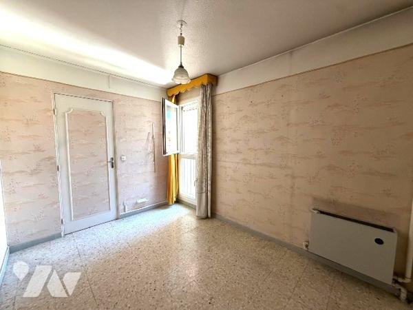 Découvrez cet appartement T3 à rafraîchir, idéalement situé au cœur de la ville avec parking !
