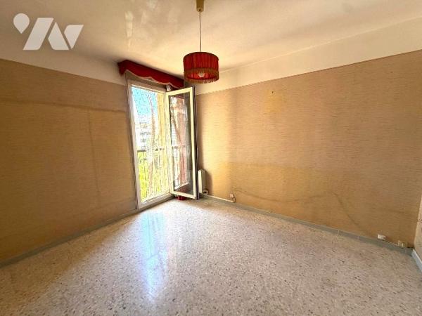Découvrez cet appartement T3 à rafraîchir, idéalement situé au cœur de la ville avec parking !