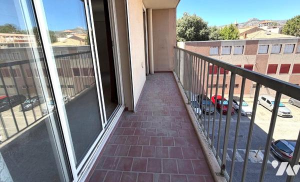 Découvrez cet appartement T3 à rafraîchir, idéalement situé au cœur de la ville avec parking !