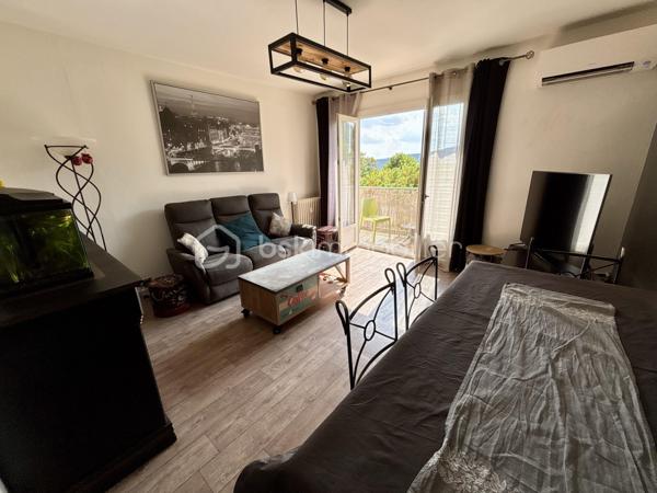 À quelques minutes à pied du centre-ville de Draguignan, dans une résidence calme, venez découvrir ce T3 de 60 m² situé au 1er étage sans ascenseur.

L'appartement est lumineux grâce à sa triple exposition. Il comprend une entrée, un séjour climatisé, une cuisine indépendante, deux chambres avec placards, une salle d'eau et un WC séparé.

Les deux chambres ainsi que le séjour donnent accès à un balcon en U de 25 m², offrant un agréable espace extérieur.
Un garage privatif avec espace de rangement complète ce bien.

La résidence est idéalement située à proximité immédiate des commerces, des écoles et des transports. 

Le bien fait partie d'une copropriété de 48 lots. Aucune procédure n'est en cours. Les charges s'élèvent à 146,67 € par mois.