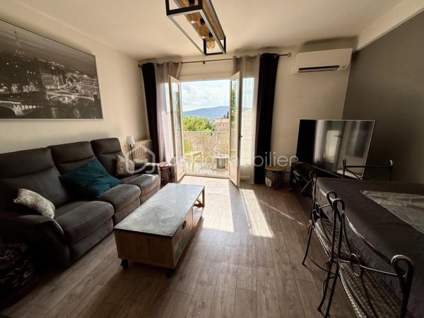 À quelques minutes à pied du centre-ville de Draguignan, dans une résidence calme, venez découvrir ce T3 de 60 m² situé au 1er étage sans ascenseur.

L'appartement est lumineux grâce à sa triple exposition. Il comprend une entrée, un séjour climatisé, une cuisine indépendante, deux chambres avec placards, une salle d'eau et un WC séparé.

Les deux chambres ainsi que le séjour donnent accès à un balcon en U de 25 m², offrant un agréable espace extérieur.
Un garage privatif avec espace de rangement complète ce bien.

La résidence est idéalement située à proximité immédiate des commerces, des écoles et des transports. 

Le bien fait partie d'une copropriété de 48 lots. Aucune procédure n'est en cours. Les charges s'élèvent à 146,67 € par mois.