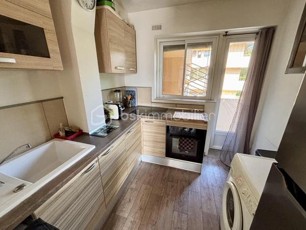 À quelques minutes à pied du centre-ville de Draguignan, dans une résidence calme, venez découvrir ce T3 de 60 m² situé au 1er étage sans ascenseur.

L'appartement est lumineux grâce à sa triple exposition. Il comprend une entrée, un séjour climatisé, une cuisine indépendante, deux chambres avec placards, une salle d'eau et un WC séparé.

Les deux chambres ainsi que le séjour donnent accès à un balcon en U de 25 m², offrant un agréable espace extérieur.
Un garage privatif avec espace de rangement complète ce bien.

La résidence est idéalement située à proximité immédiate des commerces, des écoles et des transports. 

Le bien fait partie d'une copropriété de 48 lots. Aucune procédure n'est en cours. Les charges s'élèvent à 146,67 € par mois.