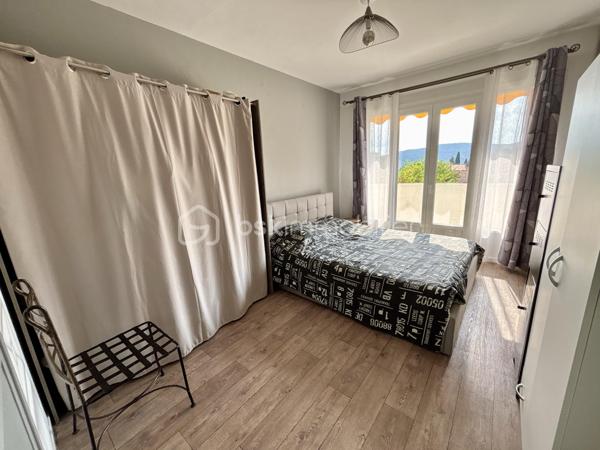 À quelques minutes à pied du centre-ville de Draguignan, dans une résidence calme, venez découvrir ce T3 de 60 m² situé au 1er étage sans ascenseur.

L'appartement est lumineux grâce à sa triple exposition. Il comprend une entrée, un séjour climatisé, une cuisine indépendante, deux chambres avec placards, une salle d'eau et un WC séparé.

Les deux chambres ainsi que le séjour donnent accès à un balcon en U de 25 m², offrant un agréable espace extérieur.
Un garage privatif avec espace de rangement complète ce bien.

La résidence est idéalement située à proximité immédiate des commerces, des écoles et des transports. 

Le bien fait partie d'une copropriété de 48 lots. Aucune procédure n'est en cours. Les charges s'élèvent à 146,67 € par mois.