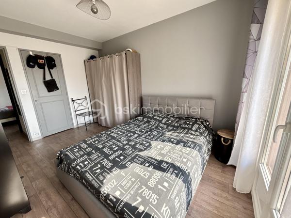À quelques minutes à pied du centre-ville de Draguignan, dans une résidence calme, venez découvrir ce T3 de 60 m² situé au 1er étage sans ascenseur.

L'appartement est lumineux grâce à sa triple exposition. Il comprend une entrée, un séjour climatisé, une cuisine indépendante, deux chambres avec placards, une salle d'eau et un WC séparé.

Les deux chambres ainsi que le séjour donnent accès à un balcon en U de 25 m², offrant un agréable espace extérieur.
Un garage privatif avec espace de rangement complète ce bien.

La résidence est idéalement située à proximité immédiate des commerces, des écoles et des transports. 

Le bien fait partie d'une copropriété de 48 lots. Aucune procédure n'est en cours. Les charges s'élèvent à 146,67 € par mois.