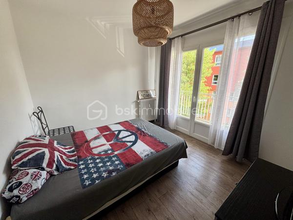 À quelques minutes à pied du centre-ville de Draguignan, dans une résidence calme, venez découvrir ce T3 de 60 m² situé au 1er étage sans ascenseur.

L'appartement est lumineux grâce à sa triple exposition. Il comprend une entrée, un séjour climatisé, une cuisine indépendante, deux chambres avec placards, une salle d'eau et un WC séparé.

Les deux chambres ainsi que le séjour donnent accès à un balcon en U de 25 m², offrant un agréable espace extérieur.
Un garage privatif avec espace de rangement complète ce bien.

La résidence est idéalement située à proximité immédiate des commerces, des écoles et des transports. 

Le bien fait partie d'une copropriété de 48 lots. Aucune procédure n'est en cours. Les charges s'élèvent à 146,67 € par mois.