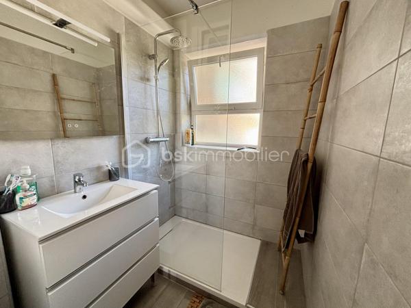 À quelques minutes à pied du centre-ville de Draguignan, dans une résidence calme, venez découvrir ce T3 de 60 m² situé au 1er étage sans ascenseur.

L'appartement est lumineux grâce à sa triple exposition. Il comprend une entrée, un séjour climatisé, une cuisine indépendante, deux chambres avec placards, une salle d'eau et un WC séparé.

Les deux chambres ainsi que le séjour donnent accès à un balcon en U de 25 m², offrant un agréable espace extérieur.
Un garage privatif avec espace de rangement complète ce bien.

La résidence est idéalement située à proximité immédiate des commerces, des écoles et des transports. 

Le bien fait partie d'une copropriété de 48 lots. Aucune procédure n'est en cours. Les charges s'élèvent à 146,67 € par mois.