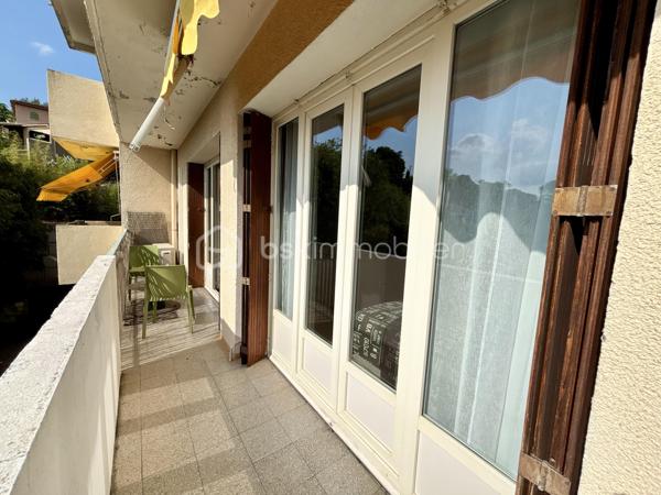 À quelques minutes à pied du centre-ville de Draguignan, dans une résidence calme, venez découvrir ce T3 de 60 m² situé au 1er étage sans ascenseur.

L'appartement est lumineux grâce à sa triple exposition. Il comprend une entrée, un séjour climatisé, une cuisine indépendante, deux chambres avec placards, une salle d'eau et un WC séparé.

Les deux chambres ainsi que le séjour donnent accès à un balcon en U de 25 m², offrant un agréable espace extérieur.
Un garage privatif avec espace de rangement complète ce bien.

La résidence est idéalement située à proximité immédiate des commerces, des écoles et des transports. 

Le bien fait partie d'une copropriété de 48 lots. Aucune procédure n'est en cours. Les charges s'élèvent à 146,67 € par mois.