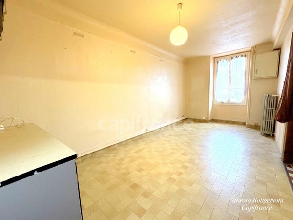 Maison de village à vendre 6 pièces 3 chambres avec dépendance COURGIS (89)