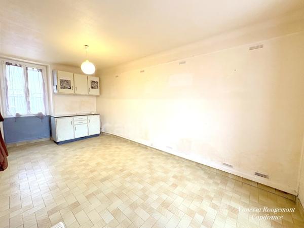 Maison de village à vendre 6 pièces 3 chambres avec dépendance COURGIS (89)