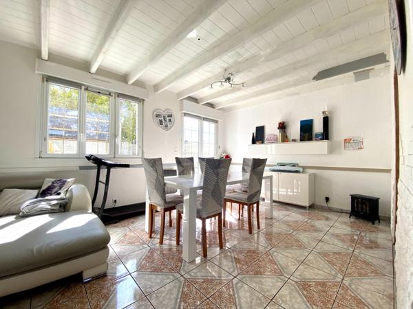 Maison de ville : 5 chambres, garage, terrasse ensoleillée. Opportunité d'investissement!