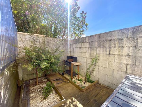 Maison de ville : 5 chambres, garage, terrasse ensoleillée. Opportunité d'investissement!