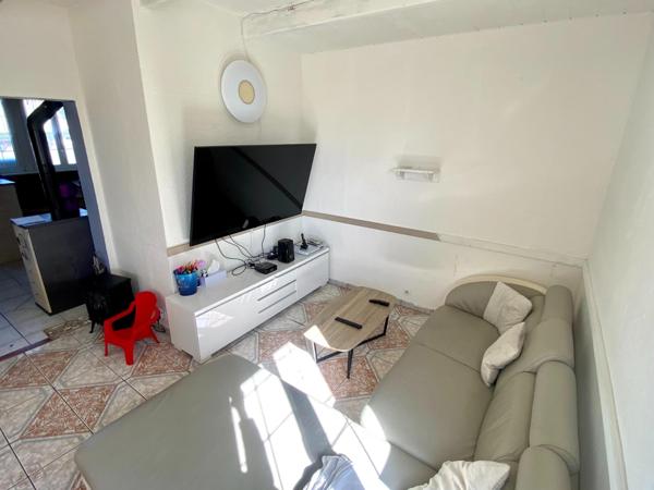 Maison de ville : 5 chambres, garage, terrasse ensoleillée. Opportunité d'investissement!